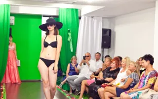 Дефиле моделей в купальниках в рамках показа мод «Брызги шампанского»