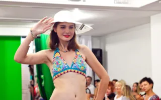 Дефиле моделей в купальниках в рамках показа мод «Брызги шампанского»