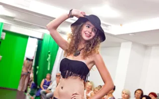 Дефиле моделей в купальниках в рамках показа мод «Брызги шампанского»