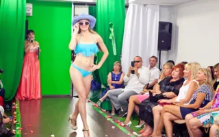 Дефиле моделей в купальниках в рамках показа мод «Брызги шампанского»