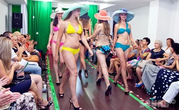 Дефиле моделей в купальниках в рамках показа мод «Брызги шампанского»
