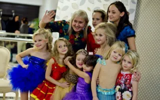 Севастопольский дизайнер Юлия Богданова представила коллекцию нарядных платьев для девочек