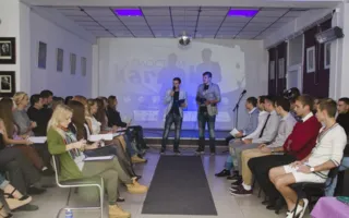 На конкурсе «Холостяки» можно было увидеть и услышать двойника Стаса Михайлова и других звёзд мировой эстрады