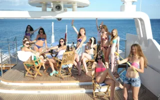 Перед отборочным этапом конкурса «Miss bikini models» девушкам-моделям устроили фотопрогулку на яхте