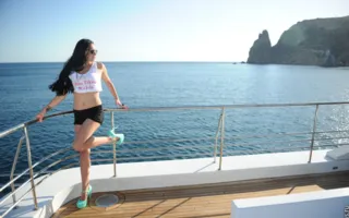 Перед отборочным этапом конкурса «Miss bikini models» девушкам-моделям устроили фотопрогулку на яхте