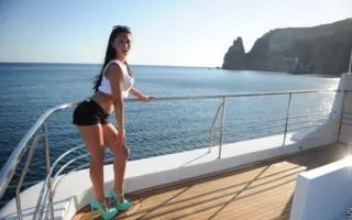 Перед отборочным этапом конкурса «Miss bikini models» девушкам-моделям устроили фотопрогулку на яхте