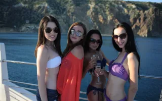 Перед отборочным этапом конкурса «Miss bikini models» девушкам-моделям устроили фотопрогулку на яхте