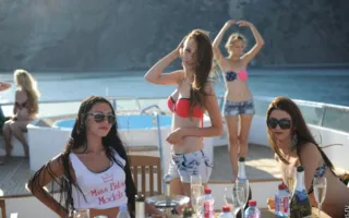 Перед отборочным этапом конкурса «Miss bikini models» девушкам-моделям устроили фотопрогулку на яхте