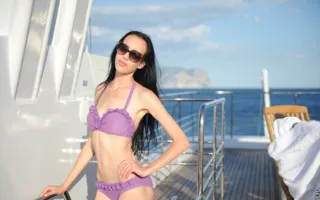Перед отборочным этапом конкурса «Miss bikini models» девушкам-моделям устроили фотопрогулку на яхте