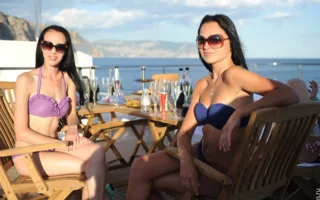Перед отборочным этапом конкурса «Miss bikini models» девушкам-моделям устроили фотопрогулку на яхте