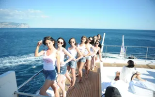 Перед отборочным этапом конкурса «Miss bikini models» девушкам-моделям устроили фотопрогулку на яхте
