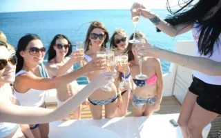 Перед отборочным этапом конкурса «Miss bikini models» девушкам-моделям устроили фотопрогулку на яхте