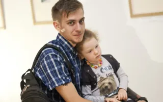 Полуфинал конкурса красоты «Драчливое лето»: один парень среди роз