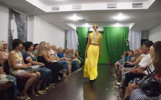Показ летней коллекции женской одежды от украинского дизайнера Андре Тана в Севастополе