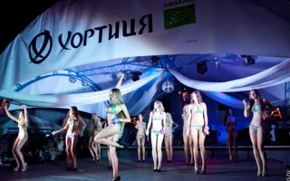 Дефиле в купальниках на конкурсе красоты «Жемчужина Чёрного моря-2013»