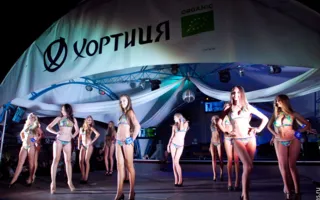 Дефиле в купальниках на конкурсе красоты «Жемчужина Чёрного моря-2013»
