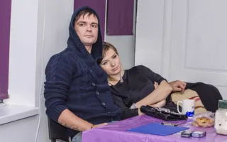 На очередном этапе конкурса «Холостяки» девушек-судей подкупали десертами и голыми телами