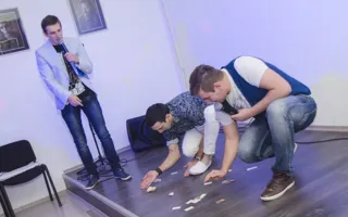 На очередном этапе конкурса «Холостяки» девушек-судей подкупали десертами и голыми телами