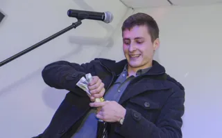 На очередном этапе конкурса «Холостяки» девушек-судей подкупали десертами и голыми телами
