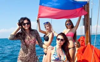 «Жемчужины Чёрного моря» вышли в море под алыми парусами