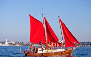 «Жемчужины Чёрного моря» вышли в море под алыми парусами